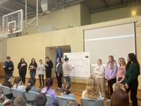 Kalmetu koolipere Tartu rahu 103. aastapäeval. Foto Kadri Lorup