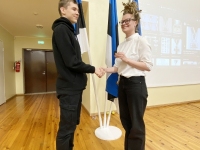 Kalmetu koolipere Tartu rahu 103. aastapäeval. Foto Kadri Lorup