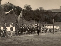 Karlis Tenissons Läti lipuga 1926. aasta maratonil. Foto ilmavõrgu vanade postkaartide müügirubriigist Vanad Postkaardid