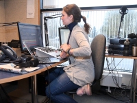 Regina Jaakson Tre Raadio Pärnu stuudios. Foto: Urmas Saard / Külauudised