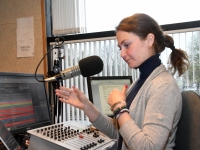Regina Jaakson Tre Raadio Pärnu stuudios. Foto: Urmas Saard / Külauudised