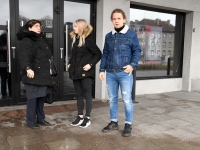 Mari Suurväli oma õpilastega Tre Raadiost väljumisel.  Foto: Urmas Saard / Külauudised