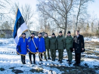 002 Kodutütardele annetatud Eesti lipu õnnistamine. Pressifoto