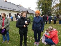 Tapiku raamatukogu perenaine Hiie Nugis (paremal) päevamelus. Foto: Tapiku Külade Selts