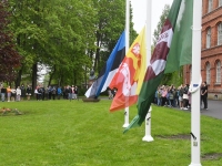 Kolme lipu heiskamise tseremoonia Sindi gümnaasiumi ees. Foto: Urmas Saard / Külauudised