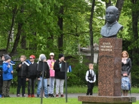 Kolme lipu heiskamise tseremoonia Sindi gümnaasiumi ees. Foto: Urmas Saard / Külauudised