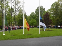 Kolme lipu heiskamise tseremoonia Sindi gümnaasiumi ees. Foto: Urmas Saard / Külauudised