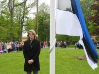 Kolme lipu heiskamise tseremoonia Sindi gümnaasiumi ees. Foto: Urmas Saard / Külauudised