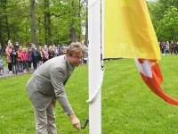 Kolme lipu heiskamise tseremoonia Sindi gümnaasiumi ees. Foto: Urmas Saard / Külauudised