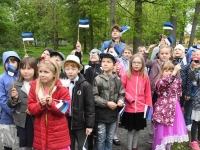 Kolme lipu heiskamise tseremoonia Sindi gümnaasiumi ees. Foto: Urmas Saard / Külauudised