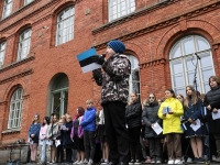 Kolme lipu heiskamise tseremoonia Sindi gümnaasiumi ees. Foto: Urmas Saard / Külauudised