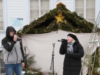Kolmekuningapäeval Raeküla Vanakooli keskuse instalatsiooni juures. Foto: Urmas Saard / Külauudised
