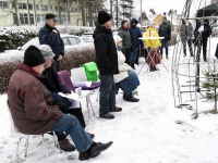 Kolmekuningapäeval Raeküla Vanakooli keskuse instalatsiooni juures. Foto: Urmas Saard / Külauudised