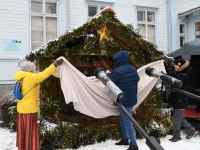 Kolmekuningapäeval Raeküla Vanakooli keskuse instalatsiooni juures. Foto: Urmas Saard / Külauudised