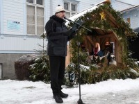 Kolmekuningapäeval Raeküla Vanakooli keskuse instalatsiooni juures. Foto: Urmas Saard / Külauudised