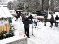Kolmekuningapäeval Raeküla Vanakooli keskuse instalatsiooni juures. Foto: Urmas Saard / Külauudised