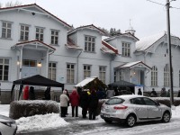 Kolmekuningapäeval Raeküla Vanakooli keskuse instalatsiooni juures. Foto: Urmas Saard / Külauudised