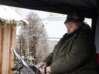 Kolmekuningapäeval Raeküla Vanakooli keskuse instalatsiooni juures. Foto: Urmas Saard / Külauudised