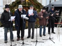 Kolmekuningapäeval Raeküla Vanakooli keskuse instalatsiooni juures. Foto: Urmas Saard / Külauudised