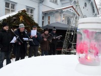 Kolmekuningapäeval Raeküla Vanakooli keskuse instalatsiooni juures. Foto: Urmas Saard / Külauudised