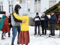 Kolmekuningapäeval Raeküla Vanakooli keskuse instalatsiooni juures. Foto: Urmas Saard / Külauudised