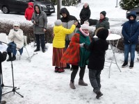 Kolmekuningapäeval Raeküla Vanakooli keskuse instalatsiooni juures. Foto: Urmas Saard / Külauudised
