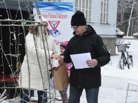 Kolmekuningapäeval Raeküla Vanakooli keskuse instalatsiooni juures. Foto: Urmas Saard / Külauudised