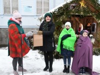 Kolmekuningapäeval Raeküla Vanakooli keskuse instalatsiooni juures. Foto: Urmas Saard / Külauudised