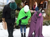 Kolmekuningapäeval Raeküla Vanakooli keskuse instalatsiooni juures. Foto: Urmas Saard / Külauudised