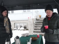 Kolmekuningapäeval Raeküla Vanakooli keskuse instalatsiooni juures. Foto: Urmas Saard / Külauudised