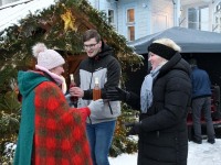 Kolmekuningapäeval Raeküla Vanakooli keskuse instalatsiooni juures. Foto: Urmas Saard / Külauudised