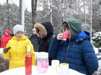 Kolmekuningapäeval Raeküla Vanakooli keskuse instalatsiooni juures. Foto: Urmas Saard / Külauudised
