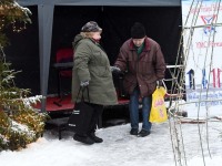 Kolmekuningapäeval Raeküla Vanakooli keskuse instalatsiooni juures. Foto: Urmas Saard / Külauudised