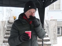 Kolmekuningapäeval Raeküla Vanakooli keskuse instalatsiooni juures. Foto: Urmas Saard / Külauudised