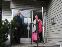 Henn Saar ja Mai Sepp Häädemeeste raamatukogu trepil. Foto: Urmas Saard / Külauudised