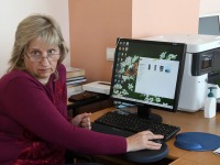 Kai Ein digitaliseerib ajaloolisi dokumente ja fotosid Konstantin Müllerist. Foto: Urmas Saard / Külauudised