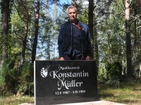 Koduloolane Henn Saar Uulu kalmistul puhkava Konstantin Mülleri kalmul. Foto: Urmas Saard / Külauudised