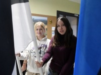 Külalistega lipuviljest Kalmetu põhikoolis. Foto: Urmas Saard / Külauudised