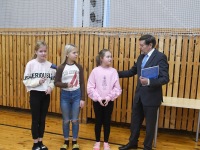 Külalistega lipuviljest Kalmetu põhikoolis. Foto: Urmas Saard / Külauudised