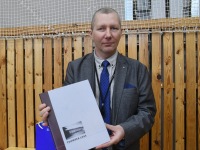 Külalistega lipuviljest Kalmetu põhikoolis. Foto: Urmas Saard / Külauudised