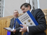 Külalistega lipuviljest Kalmetu põhikoolis. Foto: Urmas Saard / Külauudised