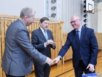 Külalistega lipuviljest Kalmetu põhikoolis. Foto: Urmas Saard / Külauudised
