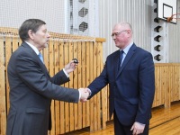 Külalistega lipuviljest Kalmetu põhikoolis. Foto: Urmas Saard / Külauudised