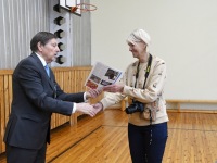 Külalistega lipuviljest Kalmetu põhikoolis. Foto: Urmas Saard / Külauudised