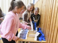 Külalistega lipuviljest Kalmetu põhikoolis. Foto: Urmas Saard / Külauudised