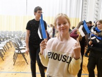 Külalistega lipuviljest Kalmetu põhikoolis. Foto: Urmas Saard / Külauudised