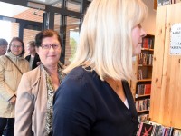 Külalised sisenevad äsja pidulikult avatud Sindi raamatukokku. Foto: Urmas Saard / Külauudised