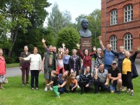 Vievise Con Moto koos võõrustajatega Seljamaa monumendi ees Sindis. Foto: Urmas Saard / Külauudised