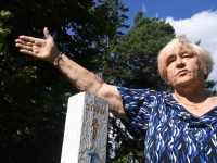 Sirje Soovik kaheksa aastat tagasi paigaldatud terviseraja tähise juures. Foto: Urmas Saard / Külauudised