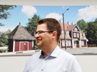 Marko Šorin oma esimese isikunäituse avamisel Sindi raamatukogus. Foto: Urmas Saard / Külauudised